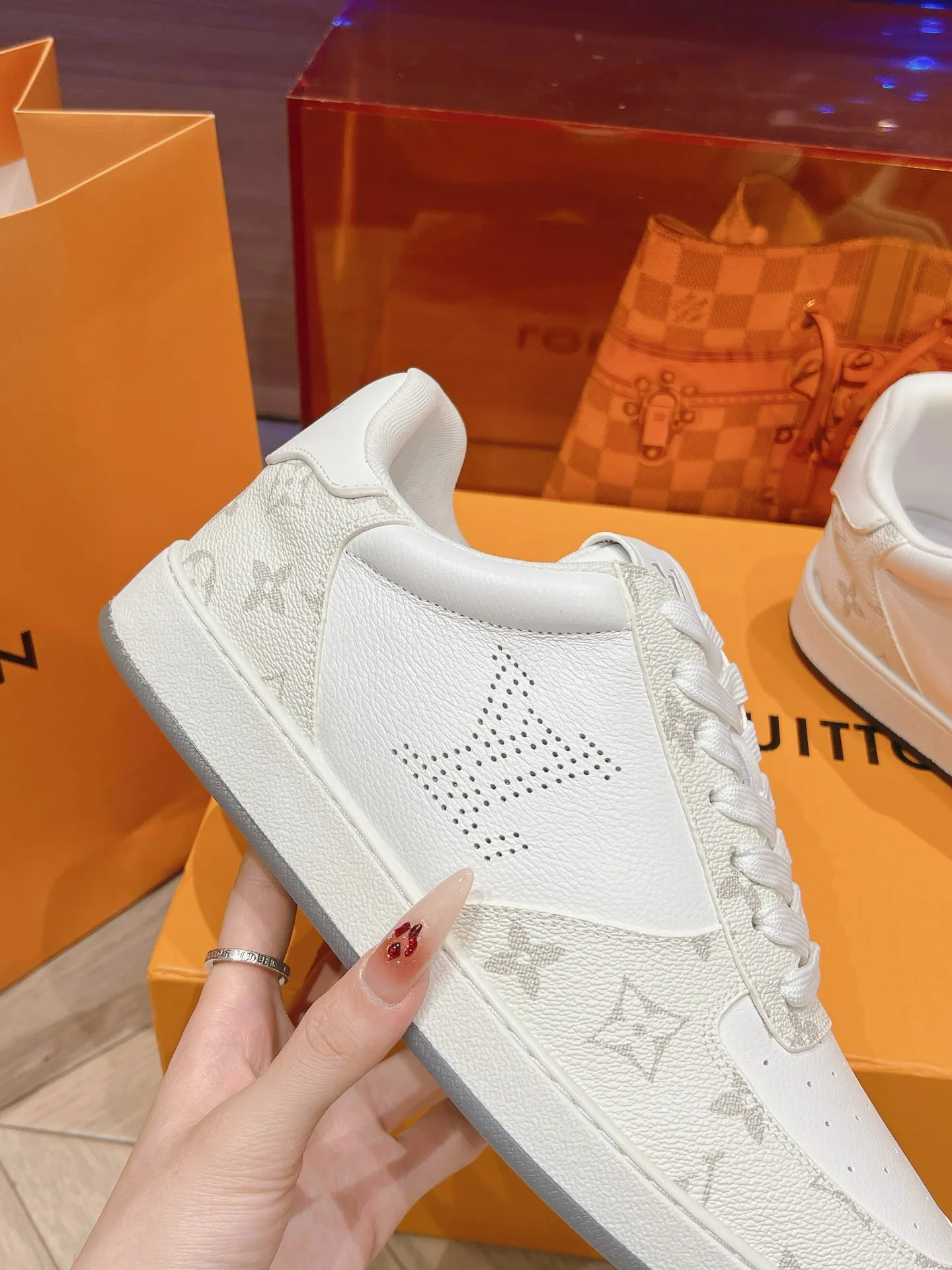 👟👟Ex-factory price 680👟👟 LV new white shoes men's letter series letter color matching pure cowhide 3D printed breathable holes men's casual business travel shoes👟full of comfort Size number: 39-45